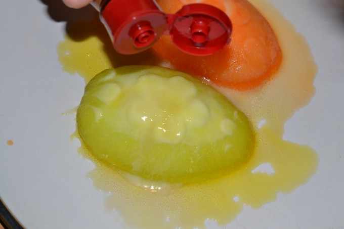 fizzy, frozen eggs for Easter science experiments 